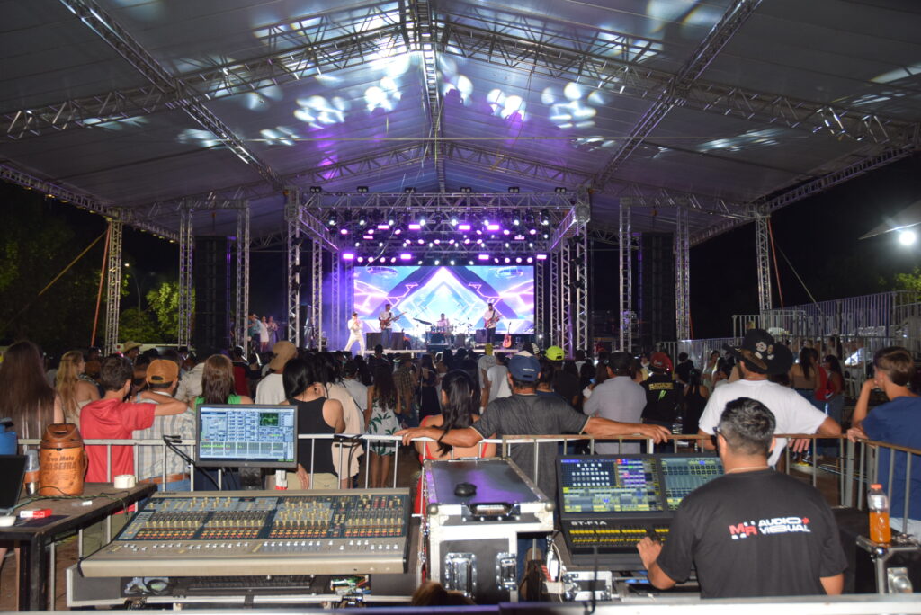 Iguatemi se despede de 2025 com belíssima festa, shows e queima de fogos na Praça João Francisco Lopes