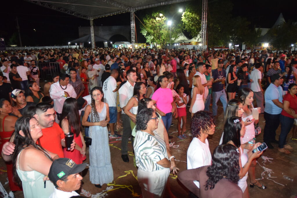 Iguatemi se despede de 2025 com belíssima festa, shows e queima de fogos na Praça João Francisco Lopes