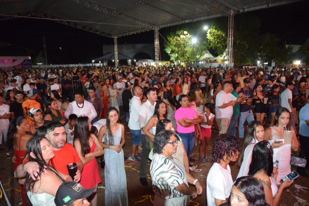 Iguatemi se despede de 2025 com belíssima festa, shows e queima de fogos na Praça João Francisco Lopes