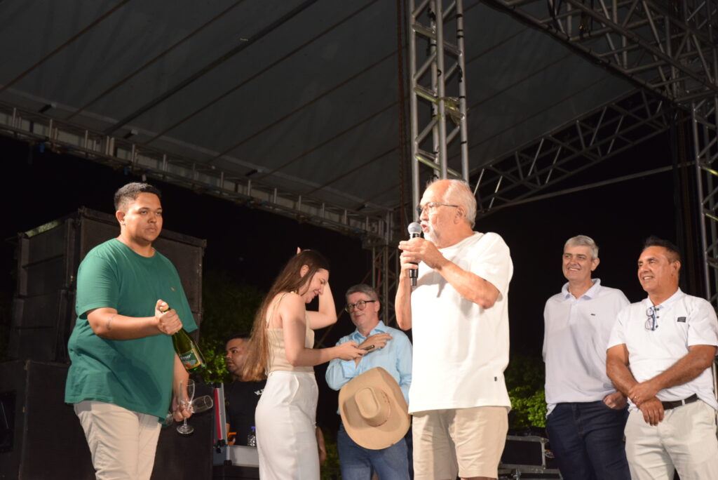 Iguatemi se despede de 2025 com belíssima festa, shows e queima de fogos na Praça João Francisco Lopes