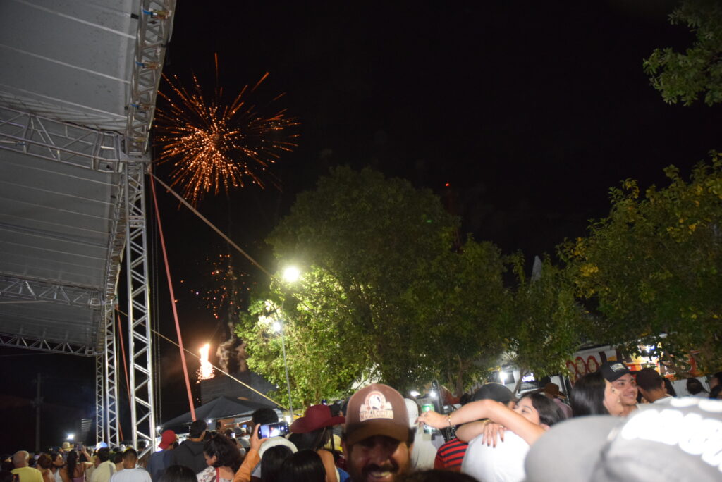 Iguatemi se despede de 2025 com belíssima festa, shows e queima de fogos na Praça João Francisco Lopes