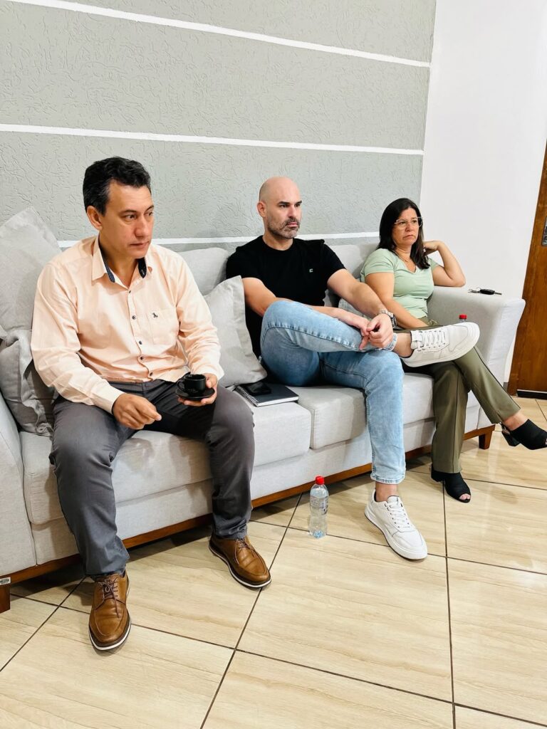 Prefeito Dr. Lídio Ledesma reúne-se com vereadores para debater demandas e avanços para Iguatemi Prefeito Dr. Lídio Ledesma reúne-se com vereadores para debater demandas e avanços para Iguatemi