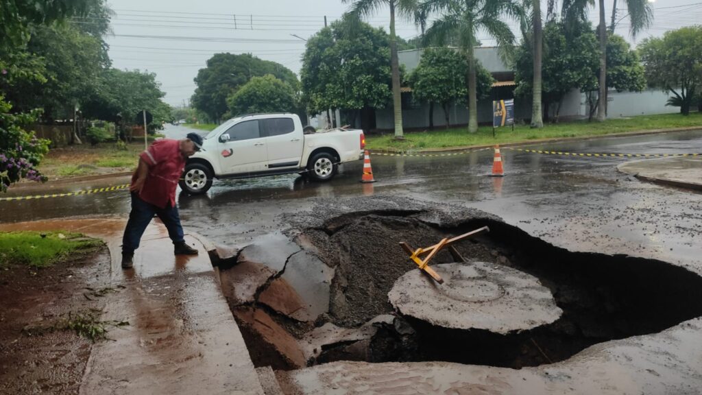 Chuvas torrenciais provocaram alagamentos e causaram danos nessa sexta-feira 13 em Amambai
