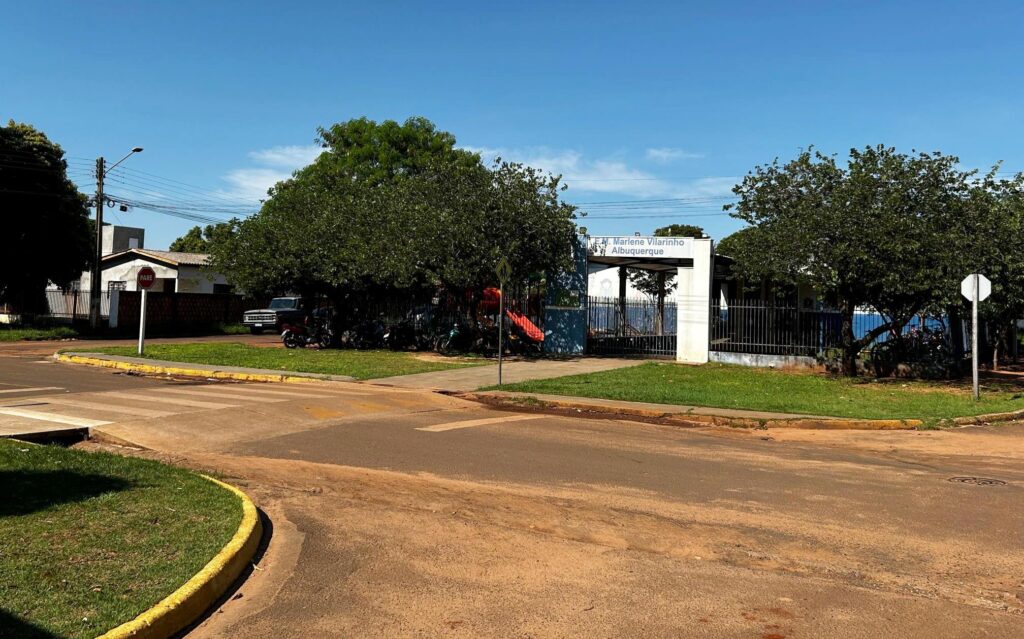 Para melhorar o trânsito no local Eder Pinzan pede mão única nas ruas paralelas a Escola Marlene Vilarinho em Amambai Para melhorar o trânsito no local Eder Pinzan pede mão única nas ruas paralelas a Escola Marlene Vilarinho em Amambai