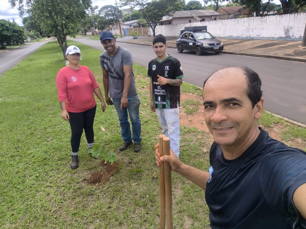 Secretaria de meio ambiente de Iguatemi realiza plantio de mudas de ipê roxo vários locais da cidade Secretaria de meio ambiente de Iguatemi realiza plantio de mudas de ipê roxo vários locais da cidade