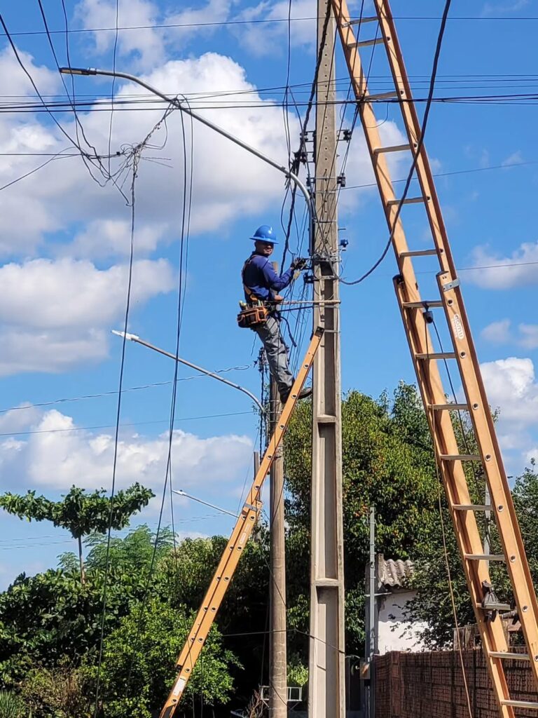 DETRAT realiza segurança viária após caminhão colidir com fiações de internet em Amambai DETRAT realiza segurança viária após caminhão colidir com fiações de internet em Amambai