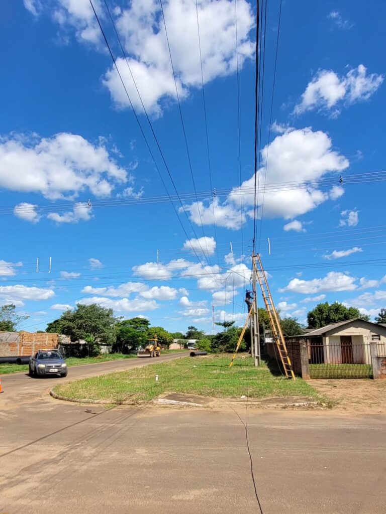 DETRAT realiza segurança viária após caminhão colidir com fiações de internet em Amambai DETRAT realiza segurança viária após caminhão colidir com fiações de internet em Amambai