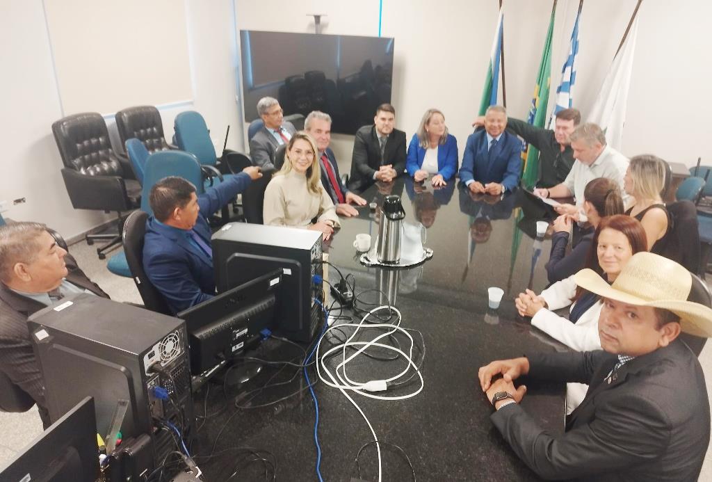 Representando o Governo do Estado, Tiago Mariano se reúne com vereadores em Amambai