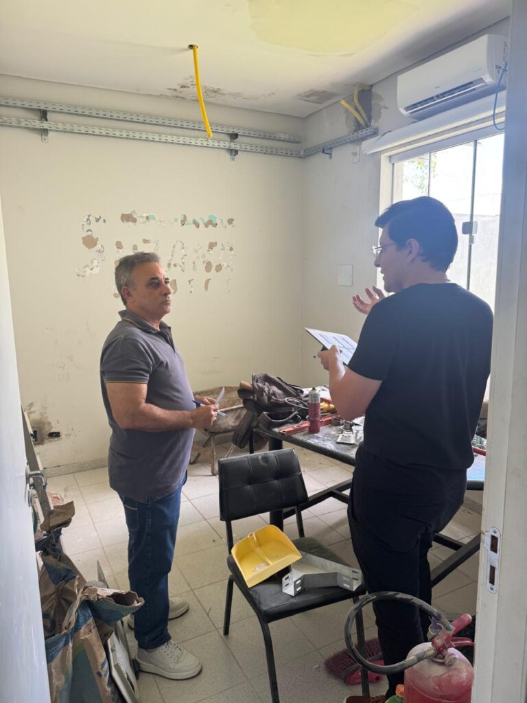 Câmara de Amambai realiza reforma elétrica, da rede lógica e de parte do telhado do prédio do Legislativo Câmara de Amambai realiza reforma elétrica, da rede lógica e de parte do telhado do prédio do Legislativo