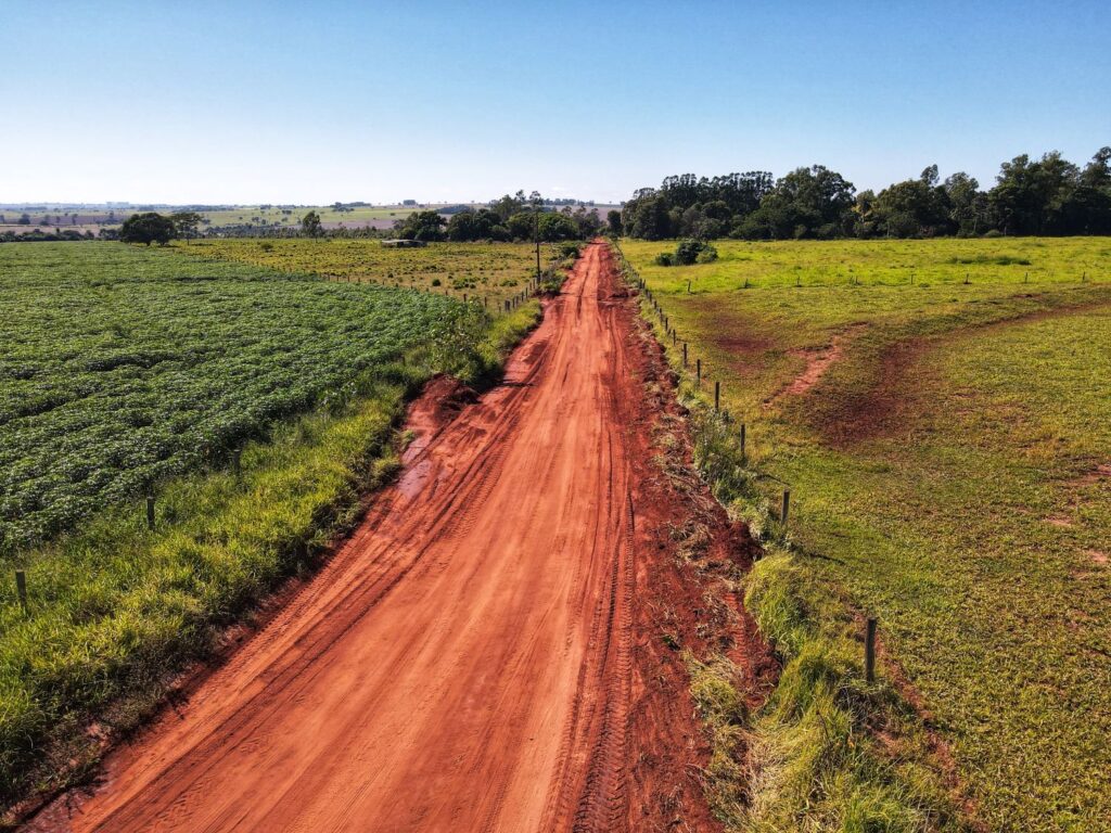 Japorã intensifica manutenção de estradas para garantir escoamento e tráfego seguro