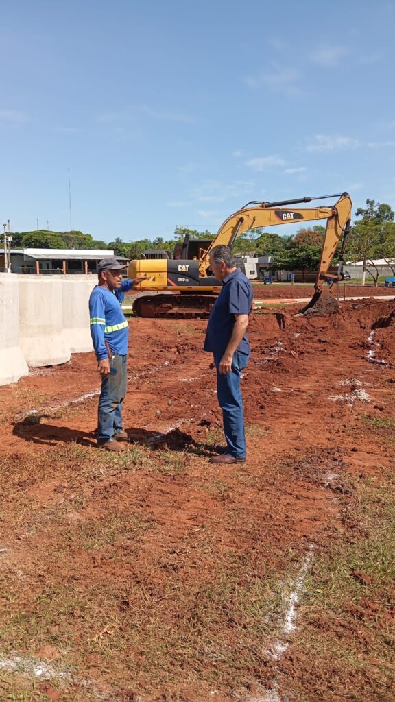 Prefeito de Paranhos acompanha obras em andamento no Lago Municipal