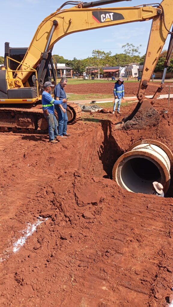 Prefeito de Paranhos acompanha obras em andamento no Lago Municipal