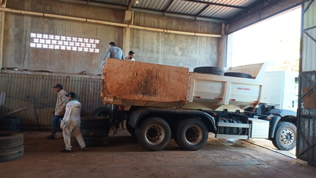 Iguatemi: Agentes de Controle de Endemias realizam o carregamento de pneus para Mundo Novo, onde serão selecionados e reciclados