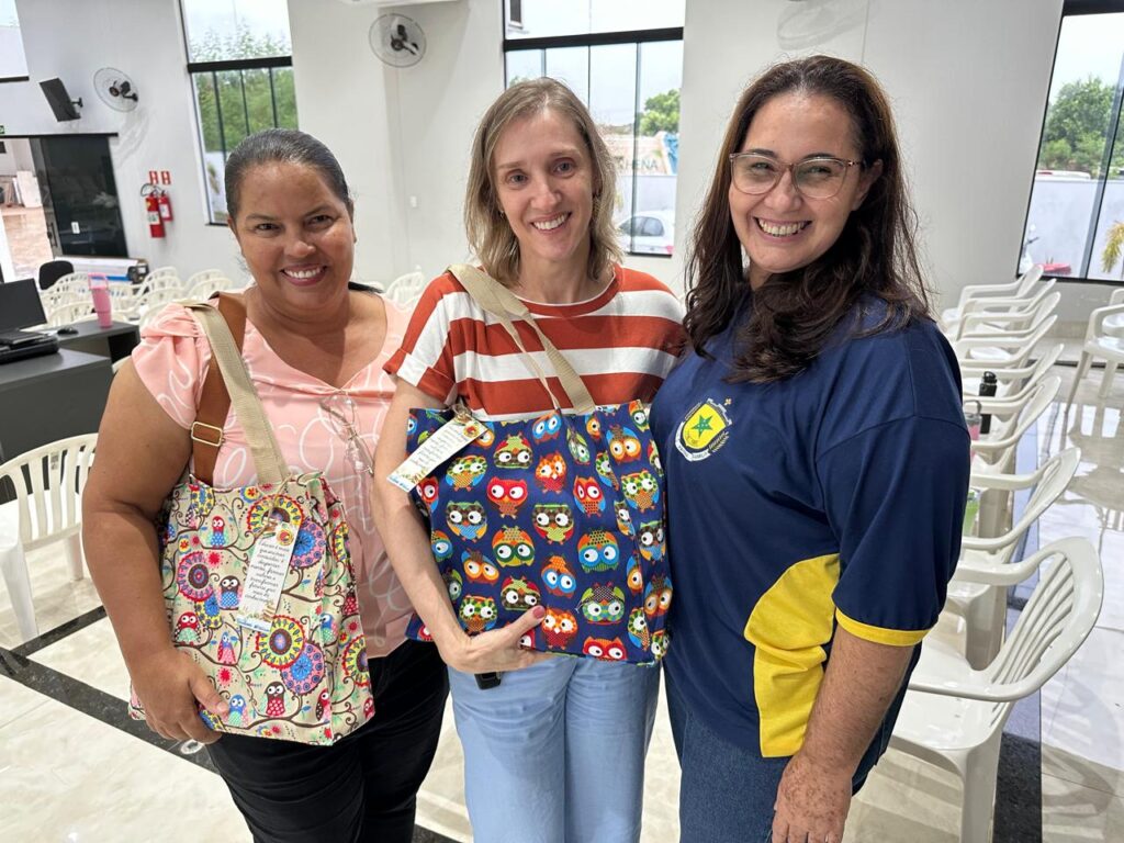 Iguatemi: Secretaria de Educação entregou 280 kits de trabalho para professores e coordenadores da Rede Municipal de Ensino contendo 16 itens