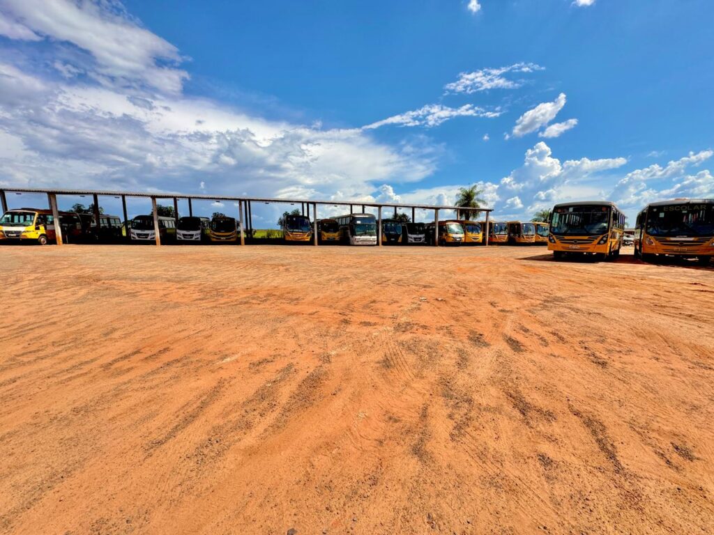 Departamento de Transporte de Tacuru realiza reunião com motoristas do transporte escolar sobre o início do ano letivo de 2026