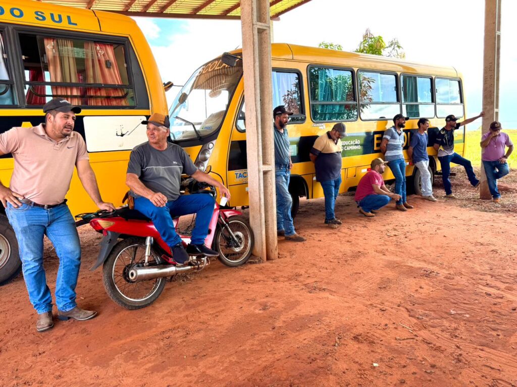 Departamento de Transporte de Tacuru realiza reunião com motoristas do transporte escolar sobre o início do ano letivo de 2026