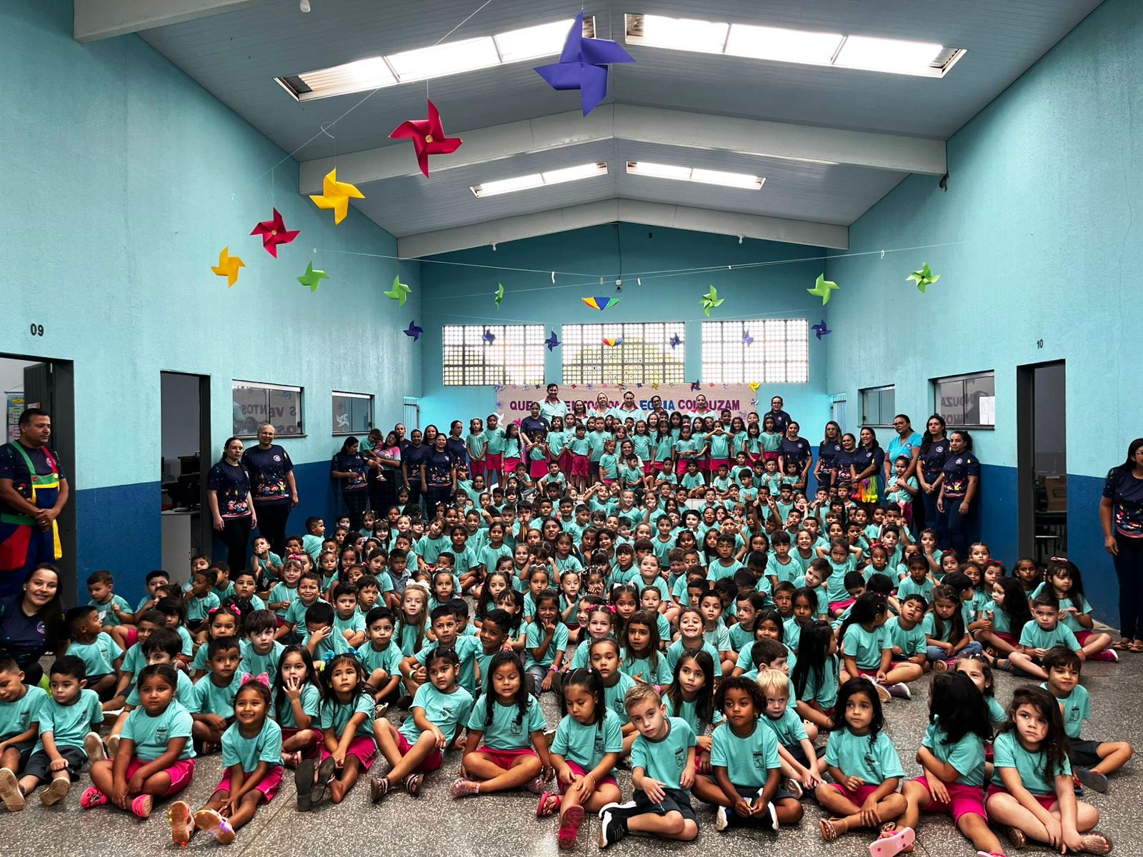 Coronel Sapucaia inicia ano letivo com entrega histórica de kits e uniformes para aproximadamente três mil alunos