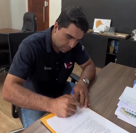 Aral Moreira assina ordem de serviço para construção de 25 unidades habitacionais