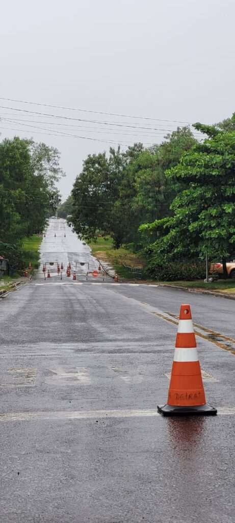Fortes chuvas provocam danos e trecho da Rua Tiradentes é interditado em Amambai