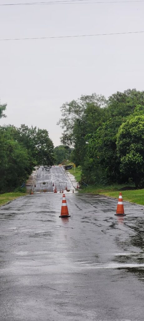 Fortes chuvas provocam danos e trecho da Rua Tiradentes é interditado em Amambai
