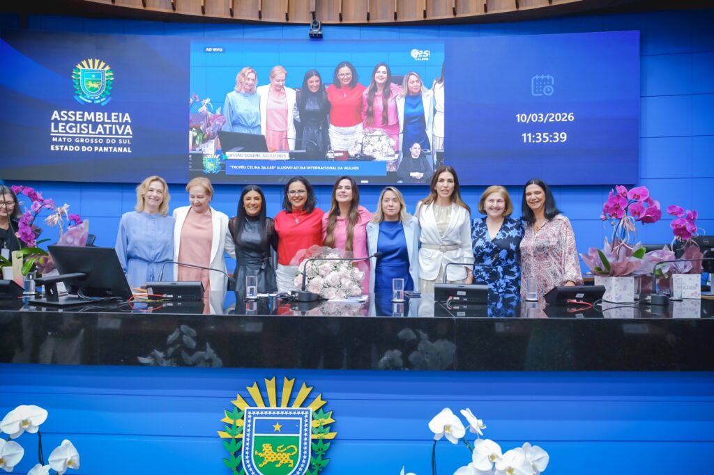 Lia Nogueira conduz minuto de silêncio por vítimas de feminicídio e reafirma defesa das mulheres