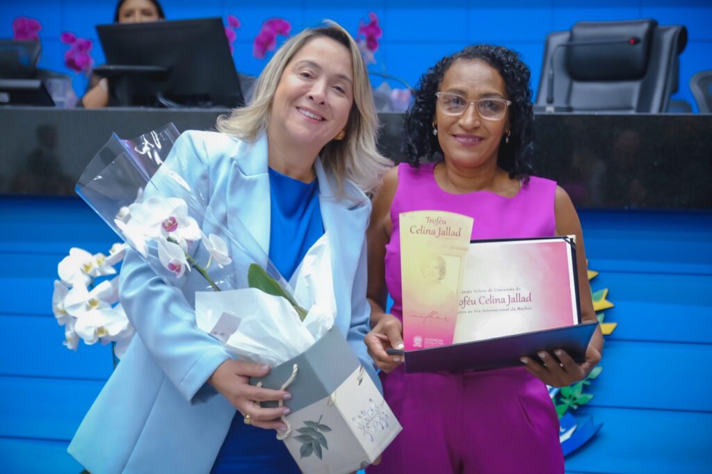 Lia Nogueira conduz minuto de silêncio por vítimas de feminicídio e reafirma defesa das mulheres