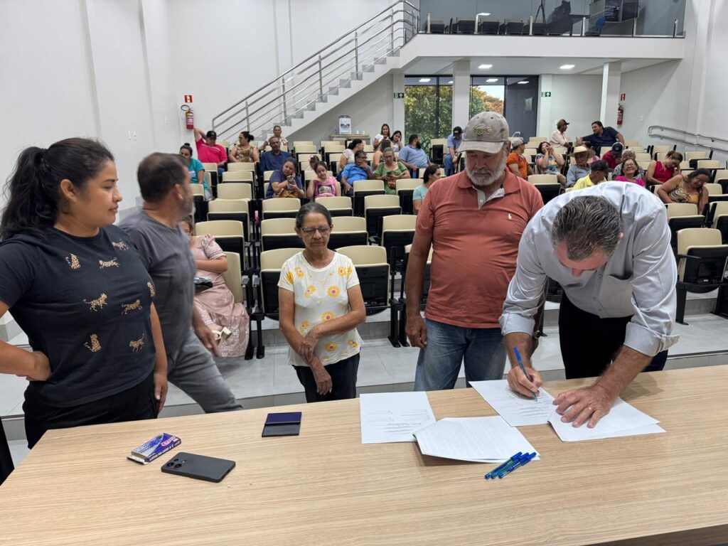 Assinatura de contratos do Programa de Crédito Habitação aconteceu nessa sexta em Paranhos