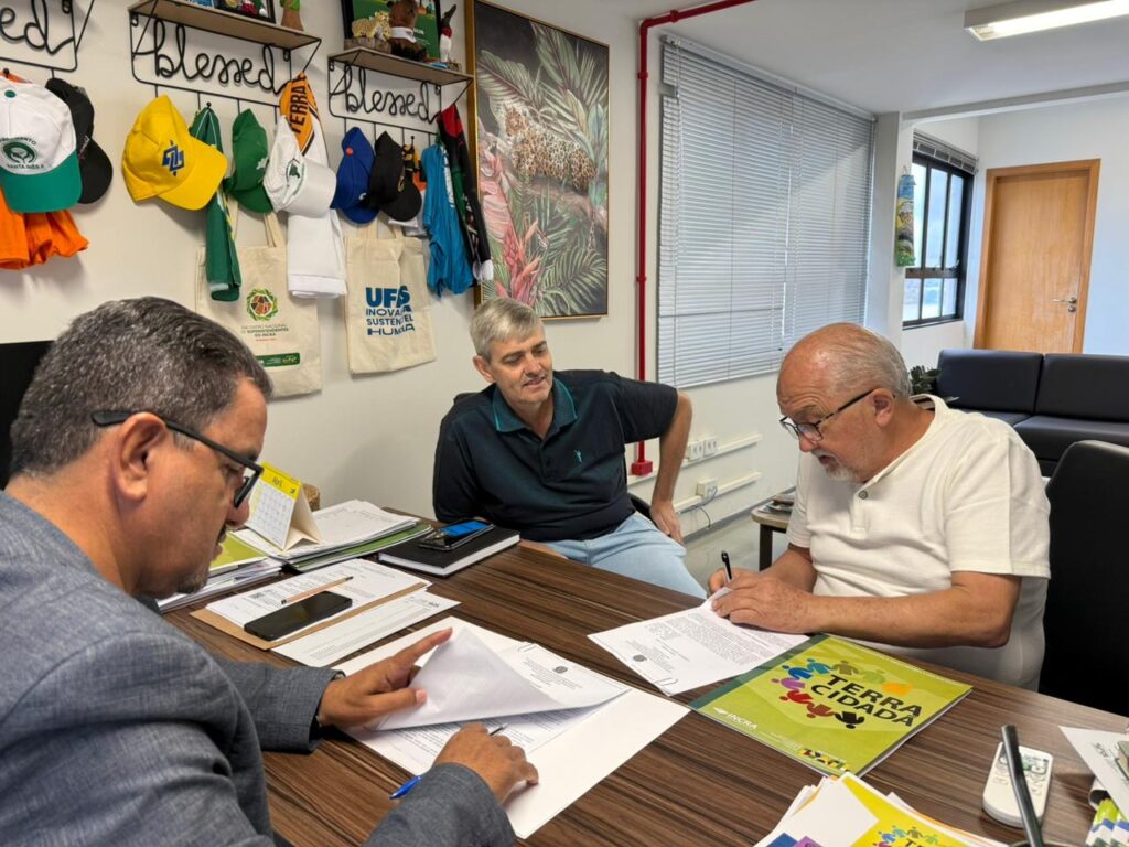 Iguatemi: Dr. Lídio assina termo de adesão e firma parceria com o INCRA do programa Terra Cidadã