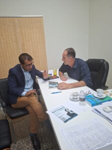 Escritor caarapoense Vaner Matos apresenta obra “O Rapto” à coordenação do curso de Direito da Unigran