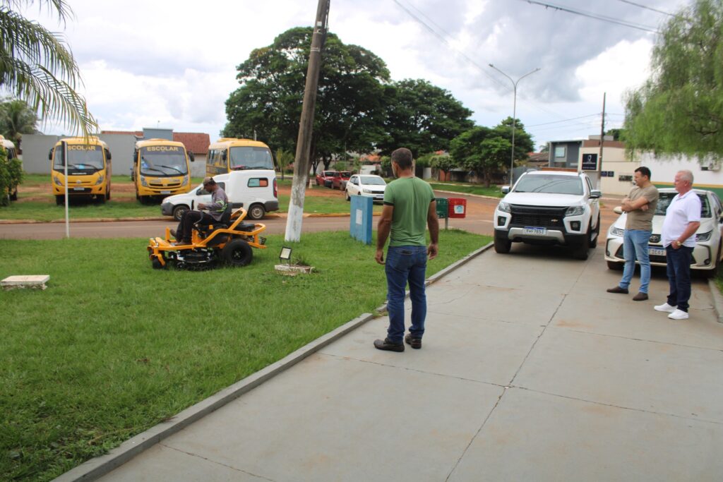 Prefeitura de Juti reforça serviços de limpeza e paisagismo com novo equipamento