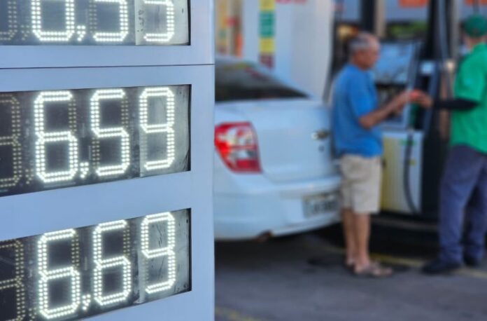 Abastecimento-em-Posto-Foto-Kleber-Clajus-730x480