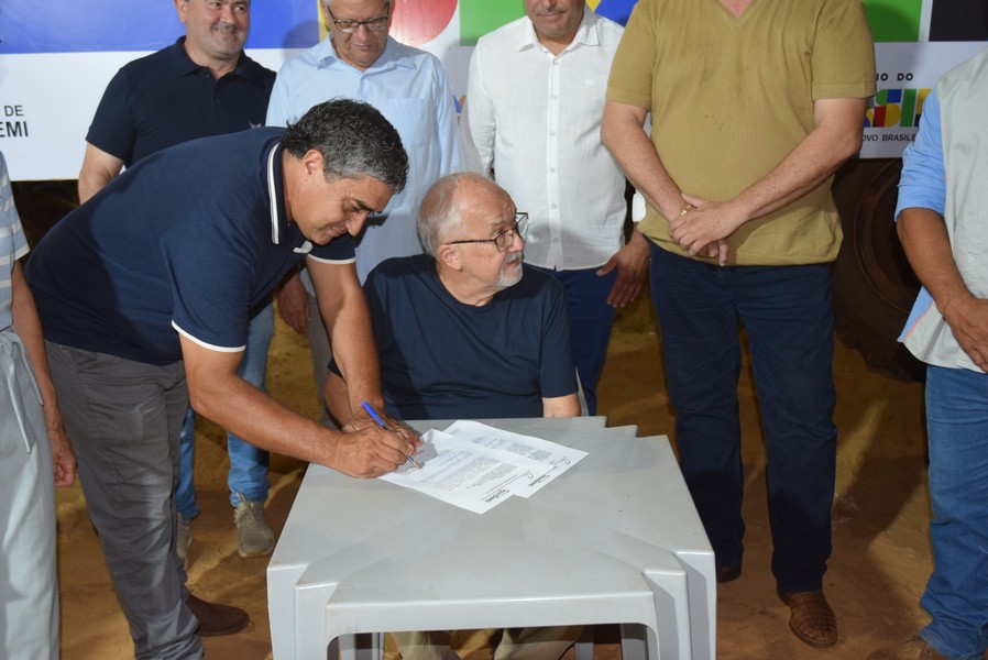 Iguatemi: Prefeito Lídio Ledesma lança oficialmente pavimentação asfáltica no bairro da Vila Nova Esperança