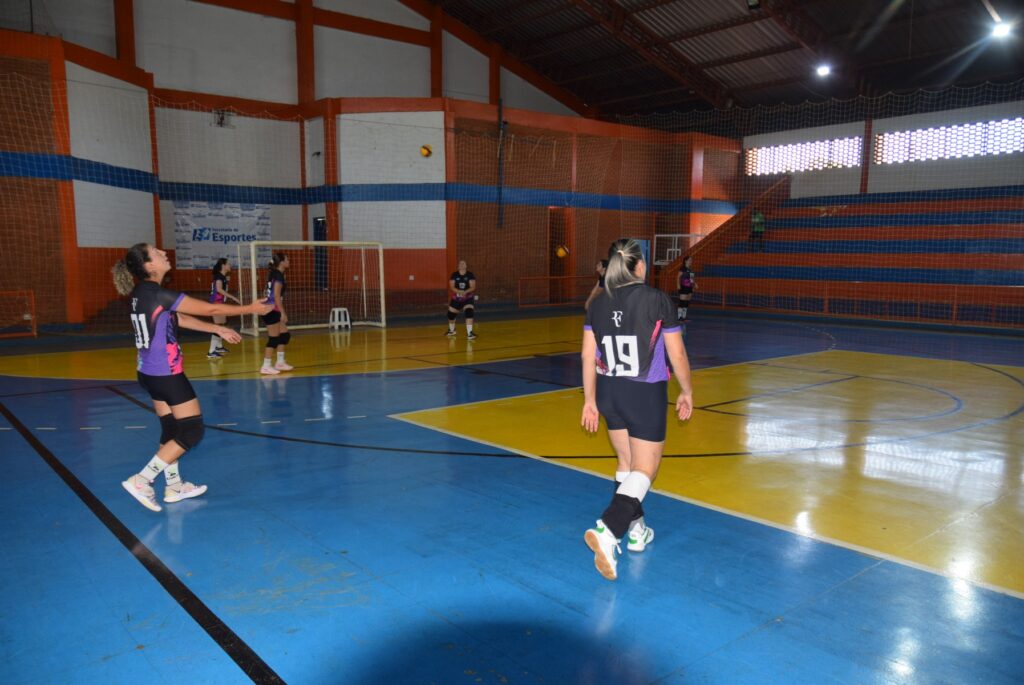 Equipes de Iguatemi se destacam na etapa do Cone Sul de vôlei masculino e feminino com 100% de aproveitamento