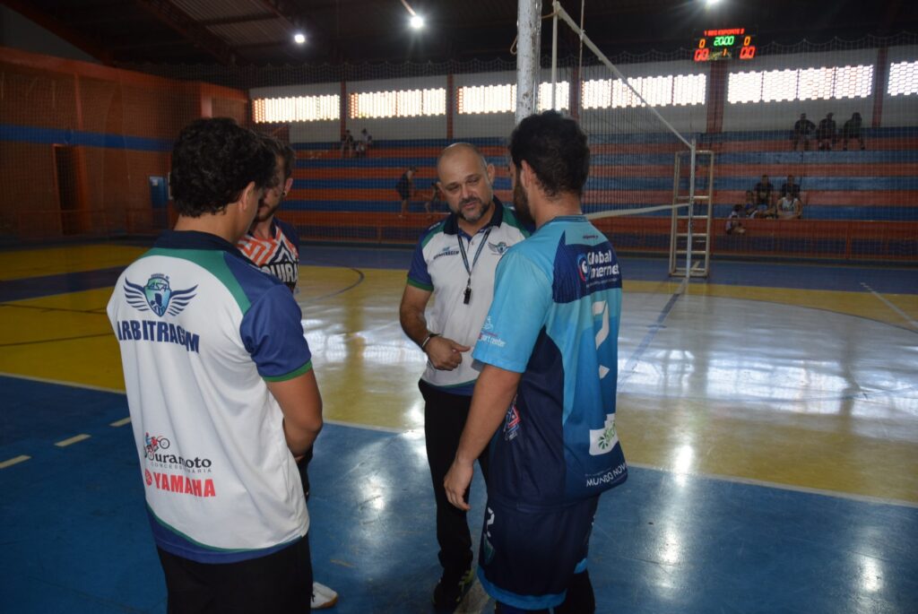 Equipes de Iguatemi se destacam na etapa do Cone Sul de vôlei masculino e feminino com 100% de aproveitamento