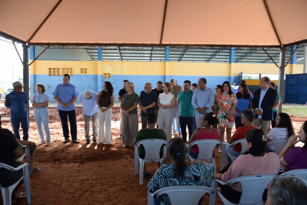 Prefeitura de Iguatemi entrega 87 títulos fundiários para famílias dos bairros Cherogami e Jardim Élida