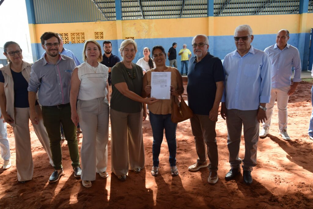 Prefeitura de Iguatemi entrega 87 títulos fundiários para famílias dos bairros Cherogami e Jardim Élida