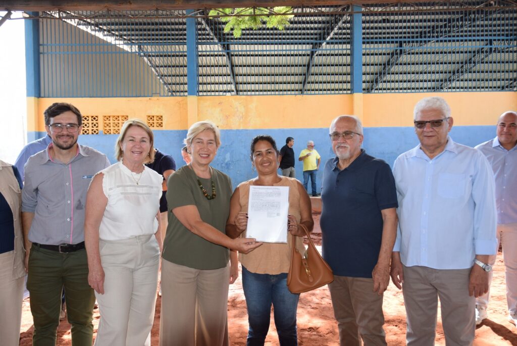Prefeitura de Iguatemi entrega 87 títulos fundiários para famílias dos bairros Cherogami e Jardim Élida