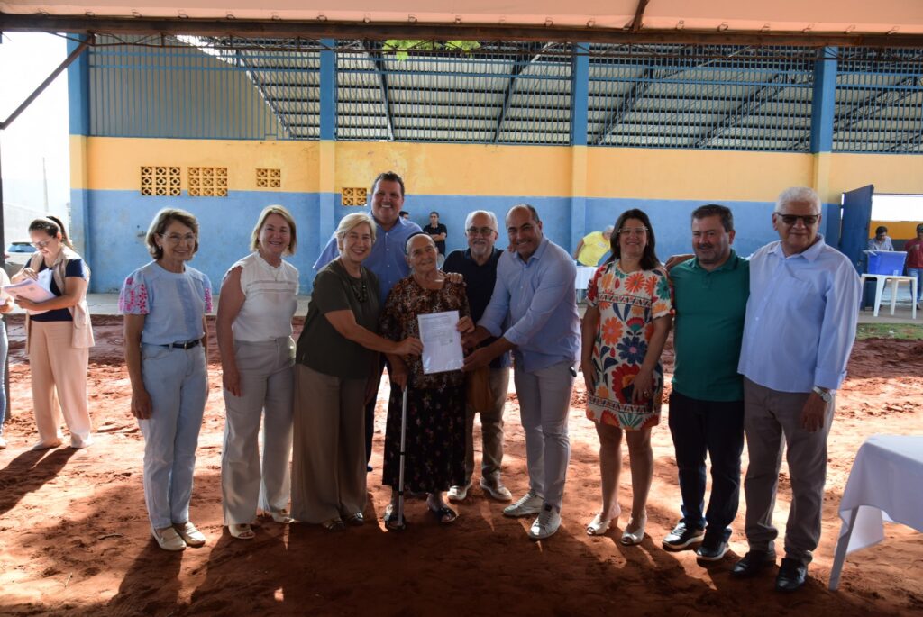 Prefeitura de Iguatemi entrega 87 títulos fundiários para famílias dos bairros Cherogami e Jardim Élida