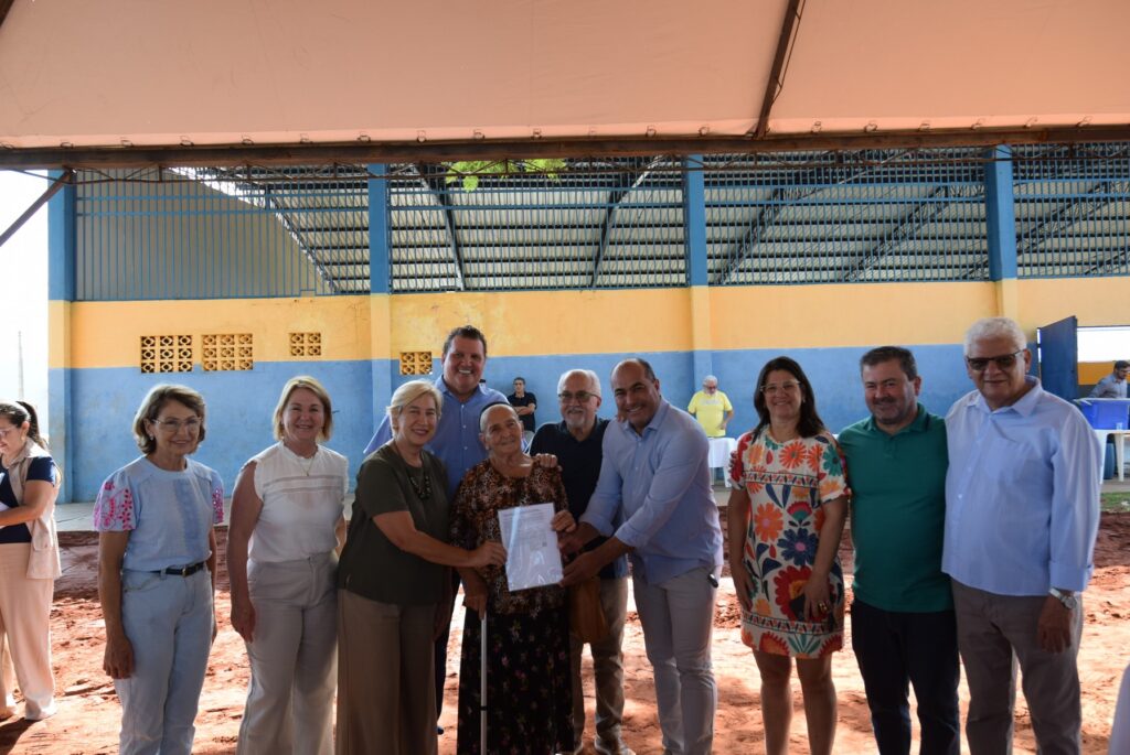 Prefeitura de Iguatemi entrega 87 títulos fundiários para famílias dos bairros Cherogami e Jardim Élida