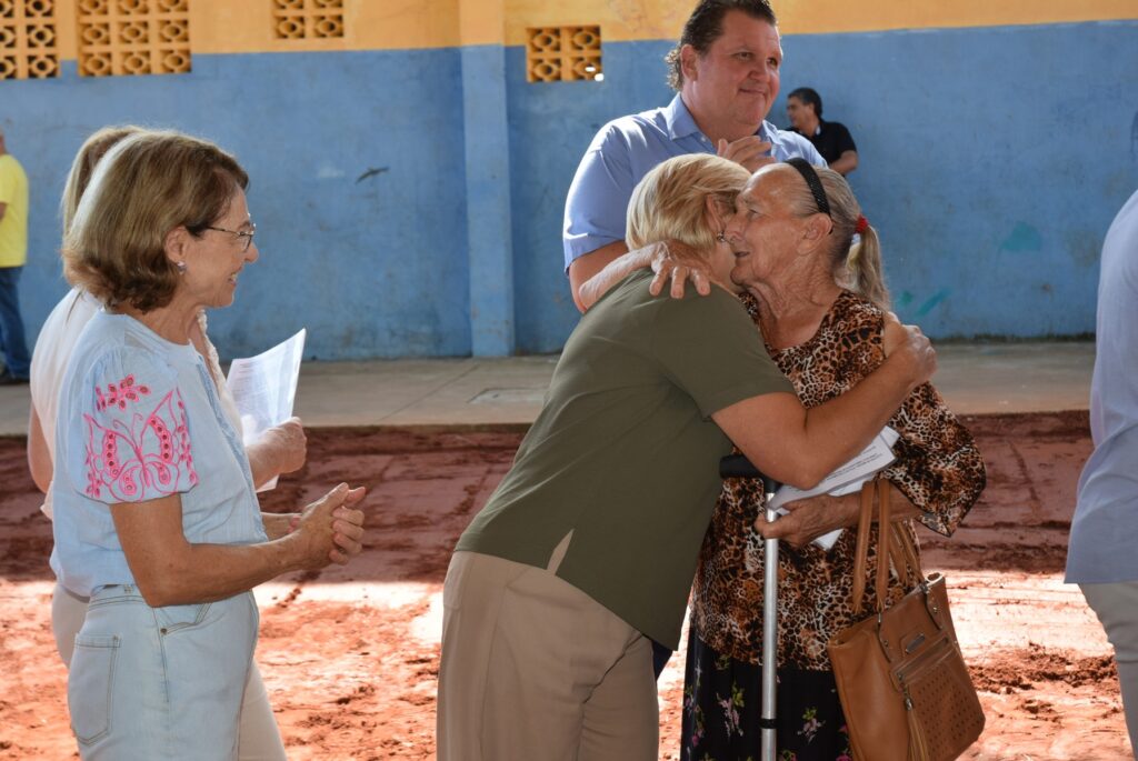 Prefeitura de Iguatemi entrega 87 títulos fundiários para famílias dos bairros Cherogami e Jardim Élida