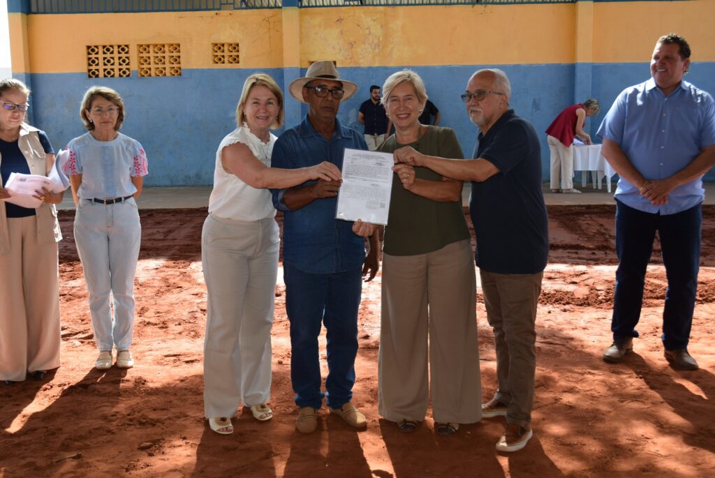 Prefeitura de Iguatemi entrega 87 títulos fundiários para famílias dos bairros Cherogami e Jardim Élida