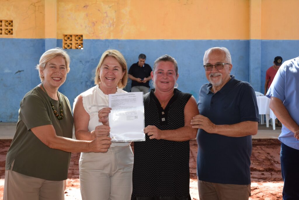 Prefeitura de Iguatemi entrega 87 títulos fundiários para famílias dos bairros Cherogami e Jardim Élida