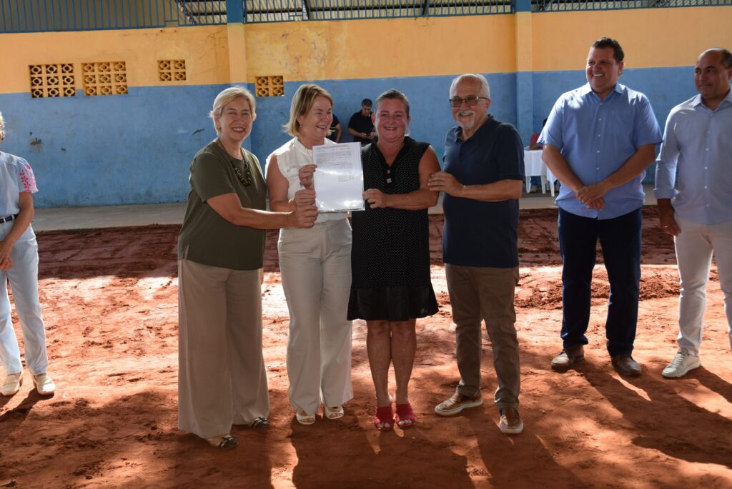 Prefeitura de Iguatemi entrega 87 títulos fundiários para famílias dos bairros Cherogami e Jardim Élida