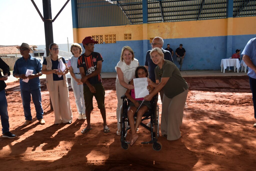Prefeitura de Iguatemi entrega 87 títulos fundiários para famílias dos bairros Cherogami e Jardim Élida