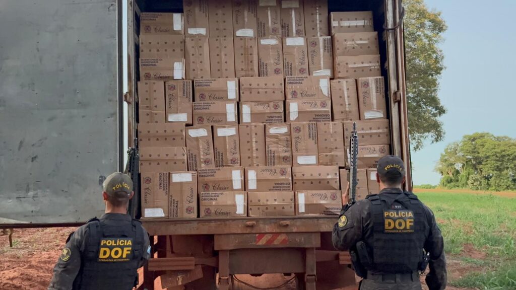 Mundo Novo: DOF apreende caminhão com 40 mil pacotes de cigarros contrabandeados do Paraguai