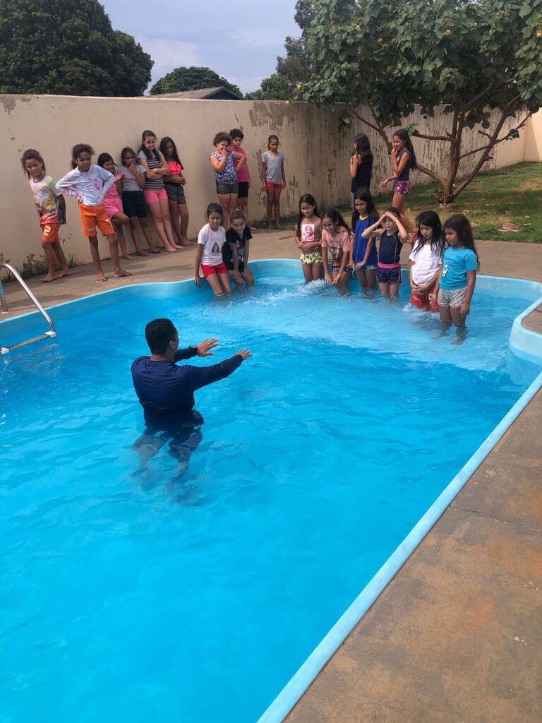 Iguatemi: Escola Municipal de Tempo Integral Tancredo Neves disponibiliza aulas de natação para mais de 250 estudantes