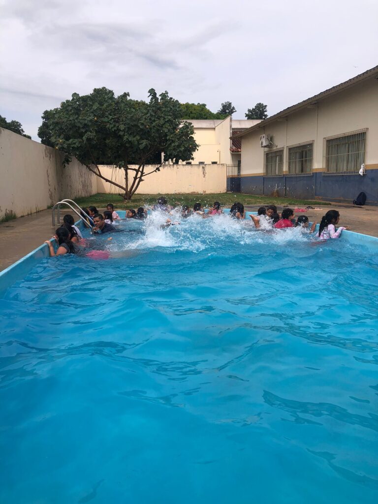 Iguatemi: Escola Municipal de Tempo Integral Tancredo Neves disponibiliza aulas de natação para mais de 250 estudantes