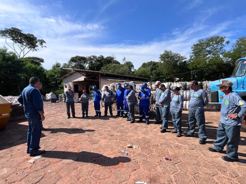 Prefeitura de Paranhos realiza entrega de uniformes e EPI’s para servidores da Coleta e Unidade de Recicláveis