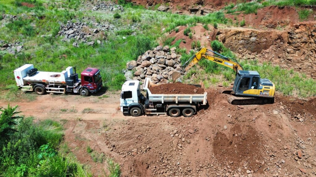 Iguatemi: Secretaria de Obras e Infraestrutura inicia serviços de patrolamento e cascalhamento no Assentamento Rancho Loma Iguatemi: Secretaria de Obras e Infraestrutura inicia serviços de patrolamento e cascalhamento no Assentamento Rancho Loma