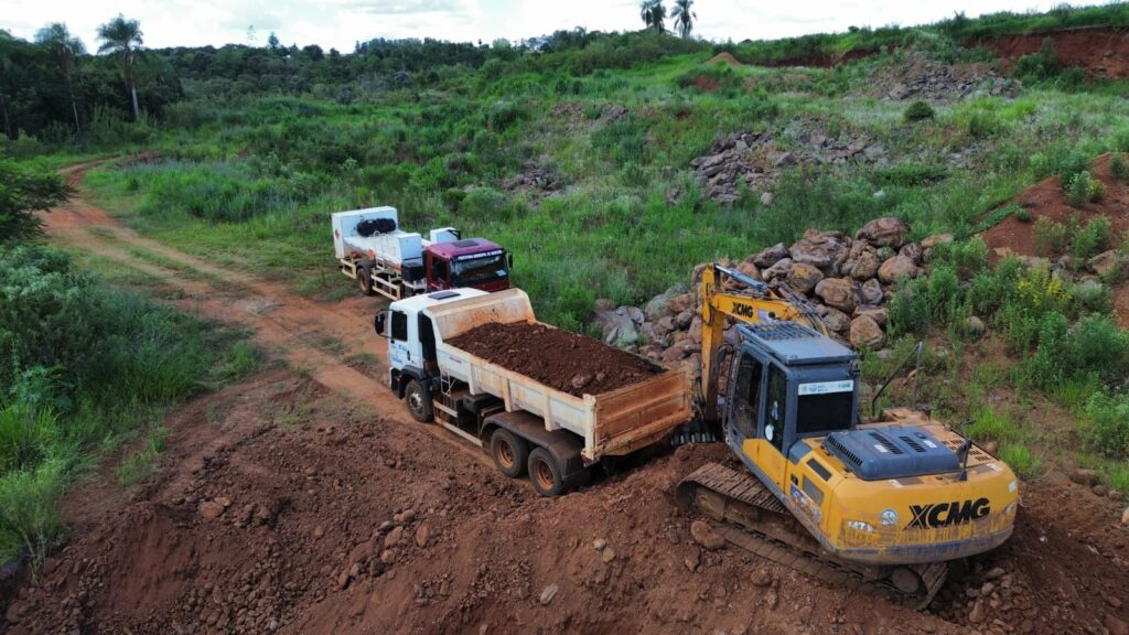 Iguatemi: Secretaria de Obras e Infraestrutura inicia serviços de patrolamento e cascalhamento no Assentamento Rancho Loma Iguatemi: Secretaria de Obras e Infraestrutura inicia serviços de patrolamento e cascalhamento no Assentamento Rancho Loma